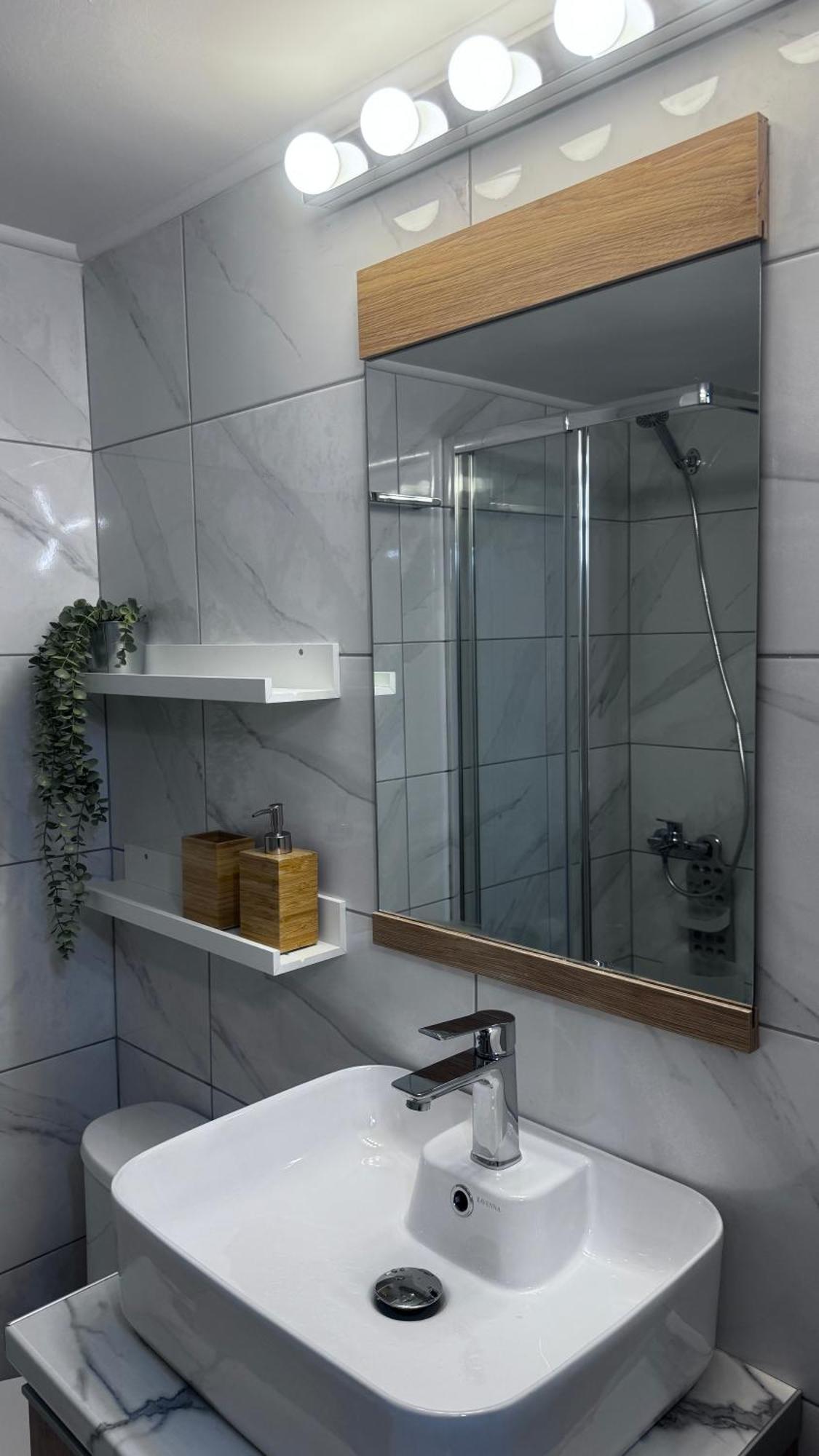 Urban Breeze Aparment 1 Apartment Athena Bagian luar foto