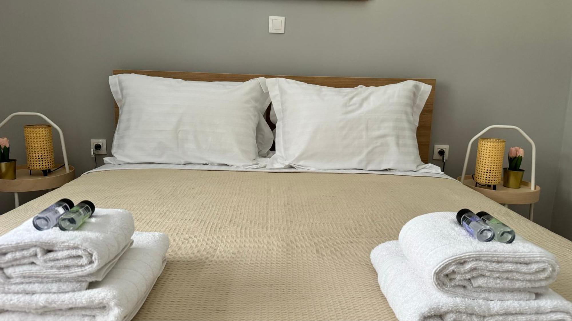 Urban Breeze Aparment 1 Apartment Athena Bagian luar foto