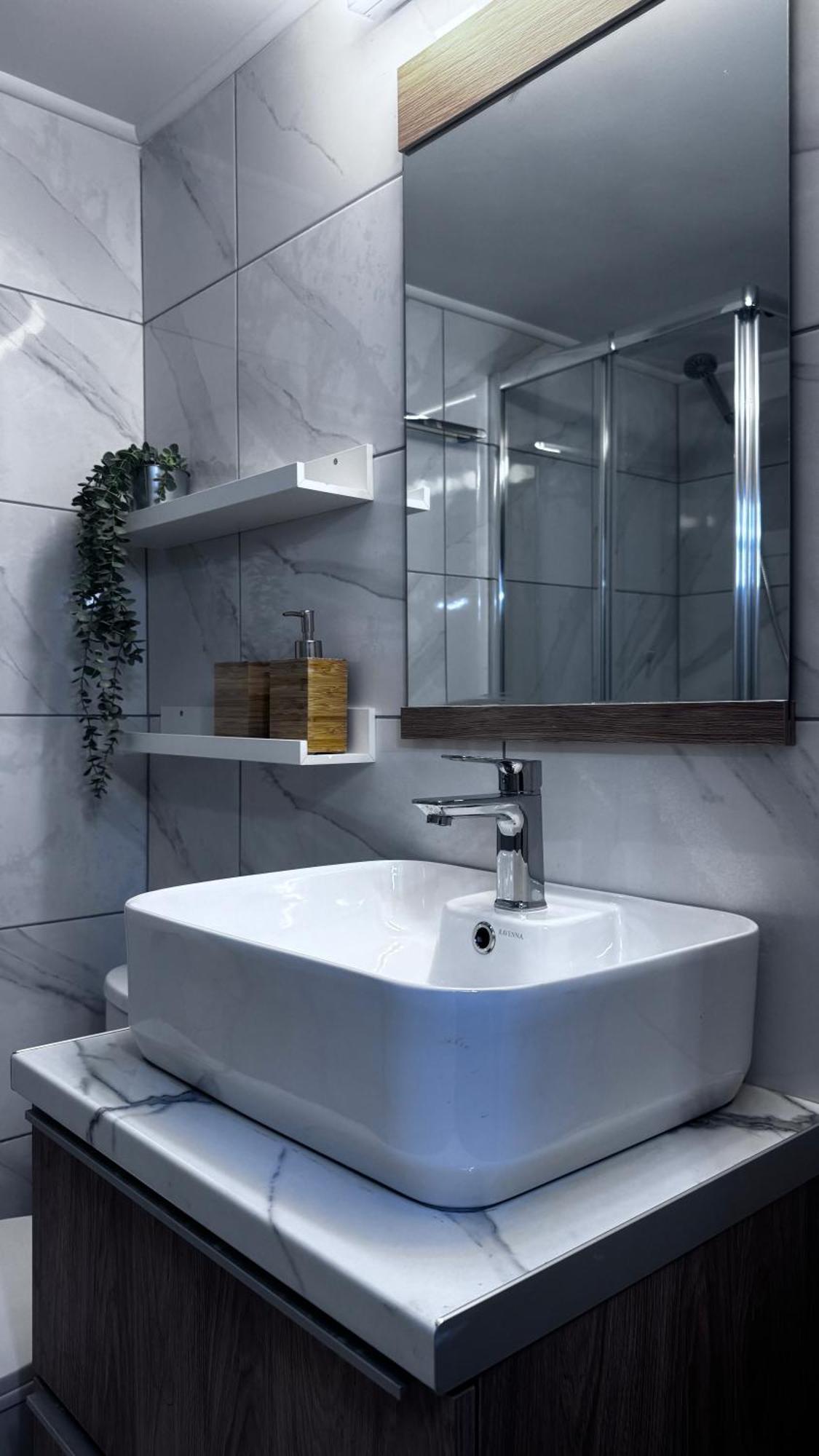 Urban Breeze Aparment 1 Apartment Athena Bagian luar foto