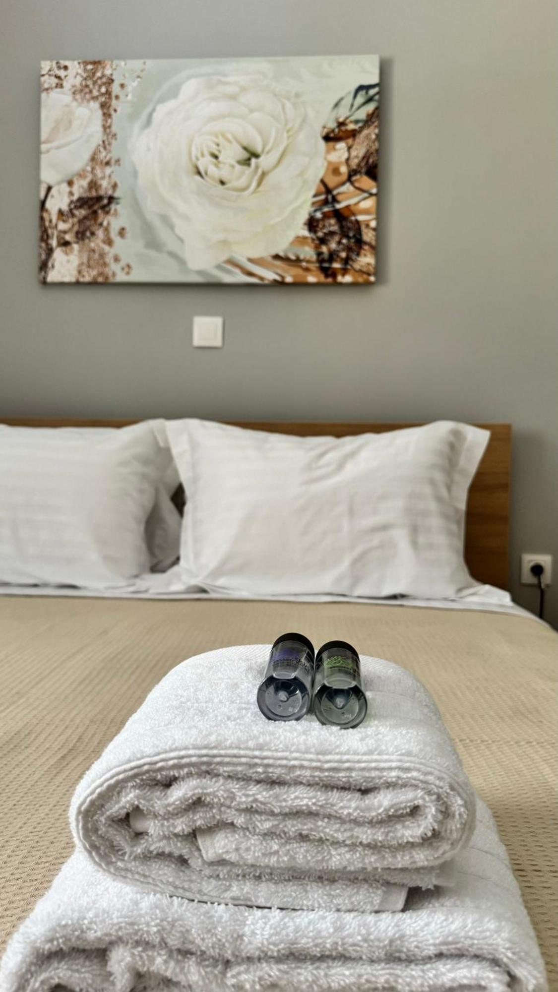 Urban Breeze Aparment 1 Apartment Athena Bagian luar foto