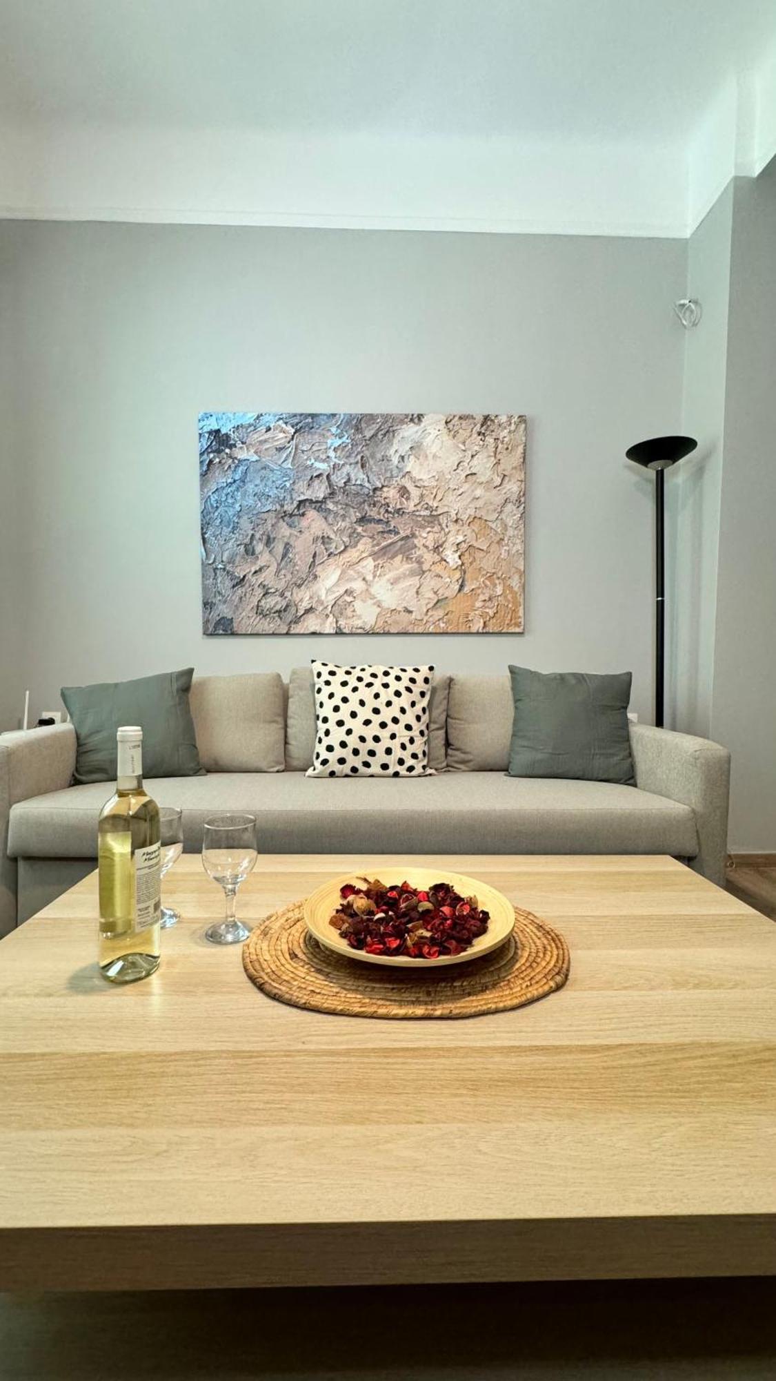 Urban Breeze Aparment 1 Apartment Athena Bagian luar foto