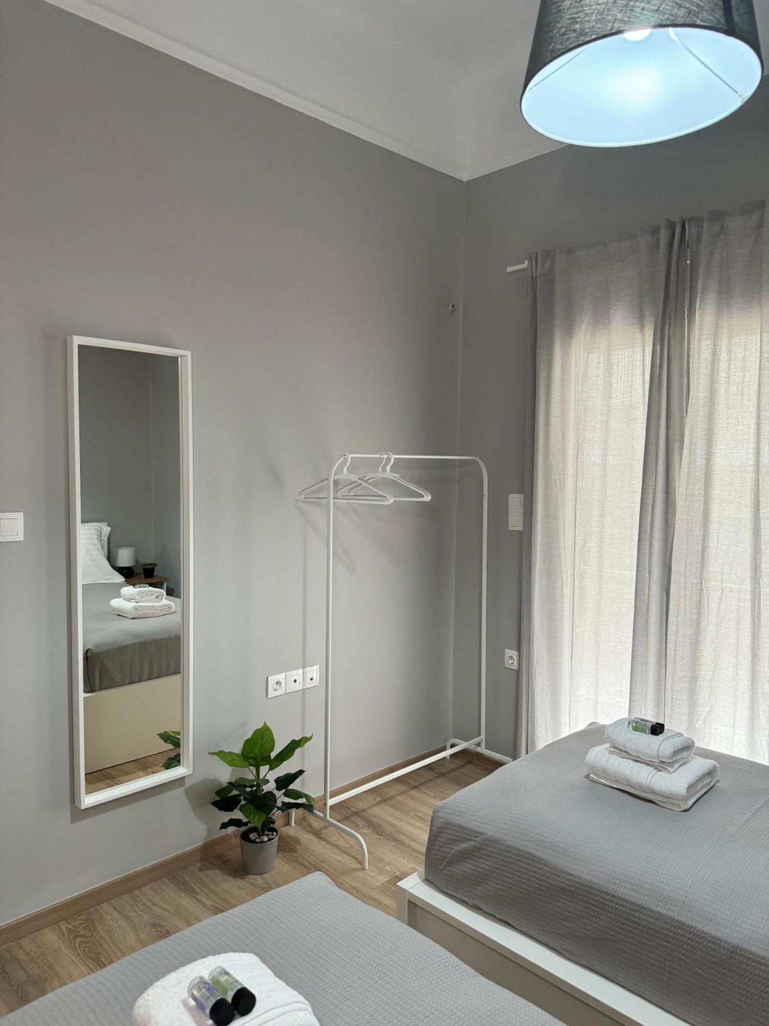 Urban Breeze Aparment 1 Apartment Athena Bagian luar foto