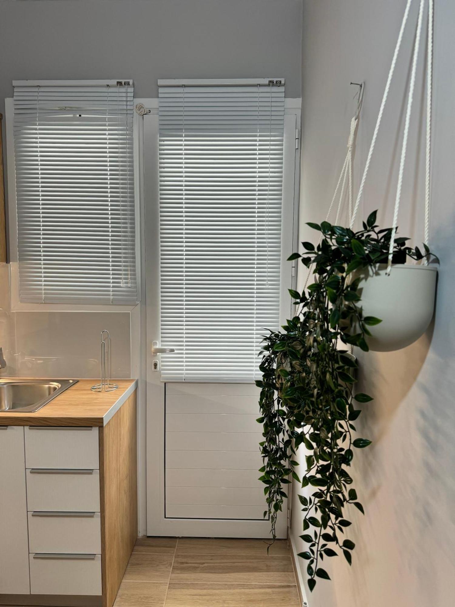 Urban Breeze Aparment 1 Apartment Athena Bagian luar foto