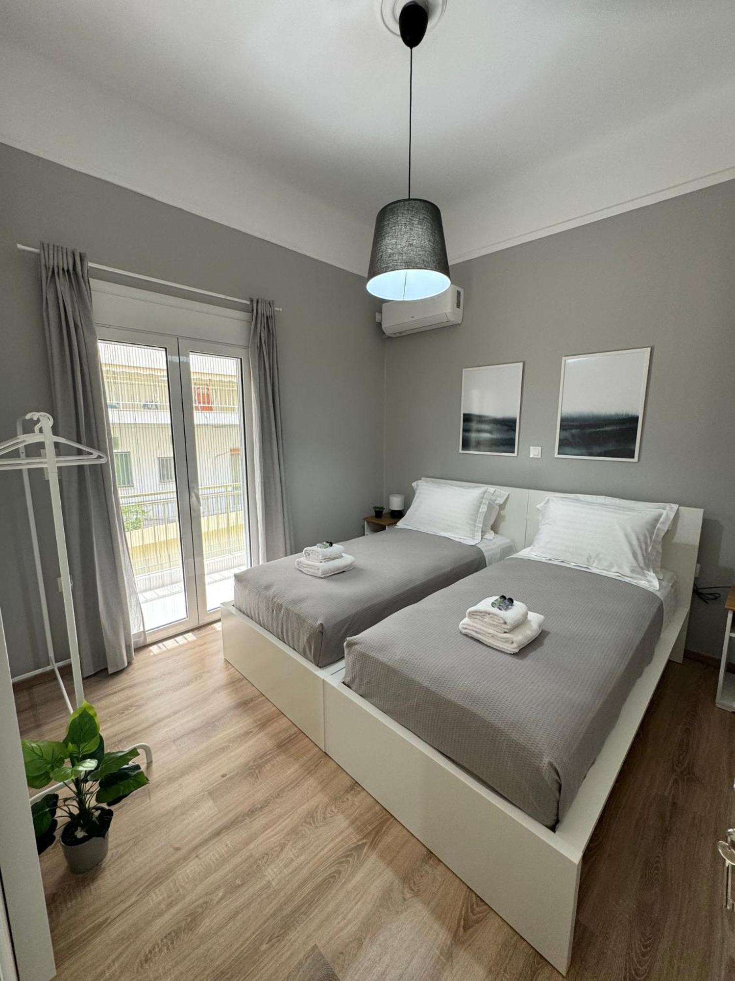 Urban Breeze Aparment 1 Apartment Athena Bagian luar foto