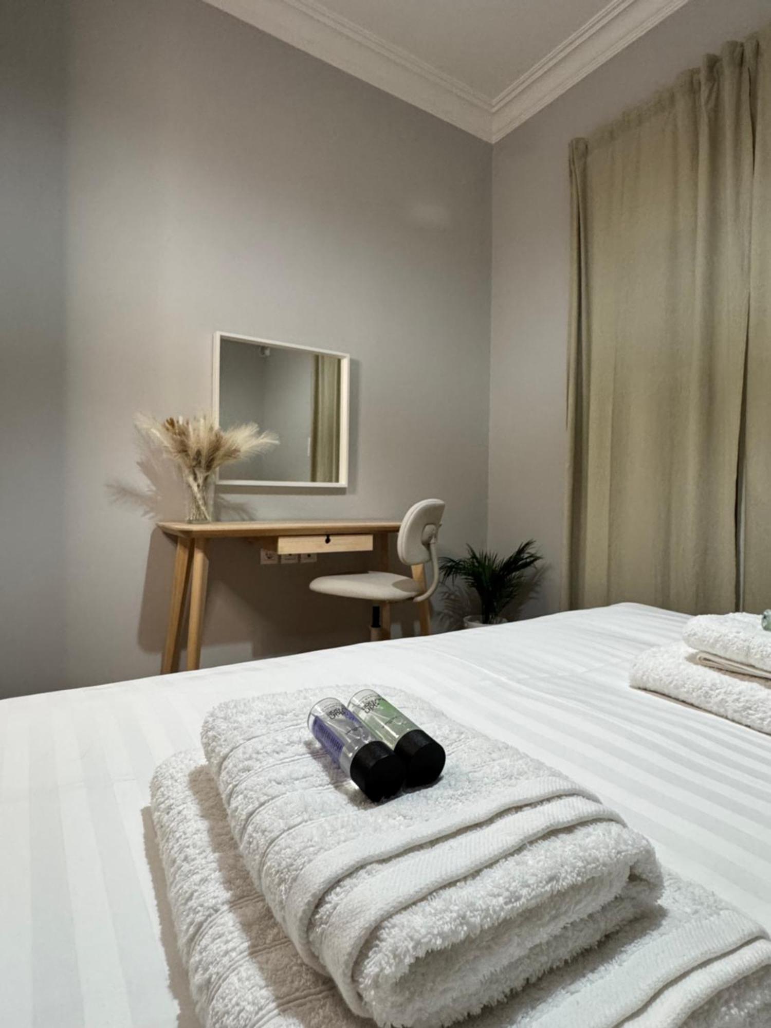 Urban Breeze Aparment 1 Apartment Athena Bagian luar foto